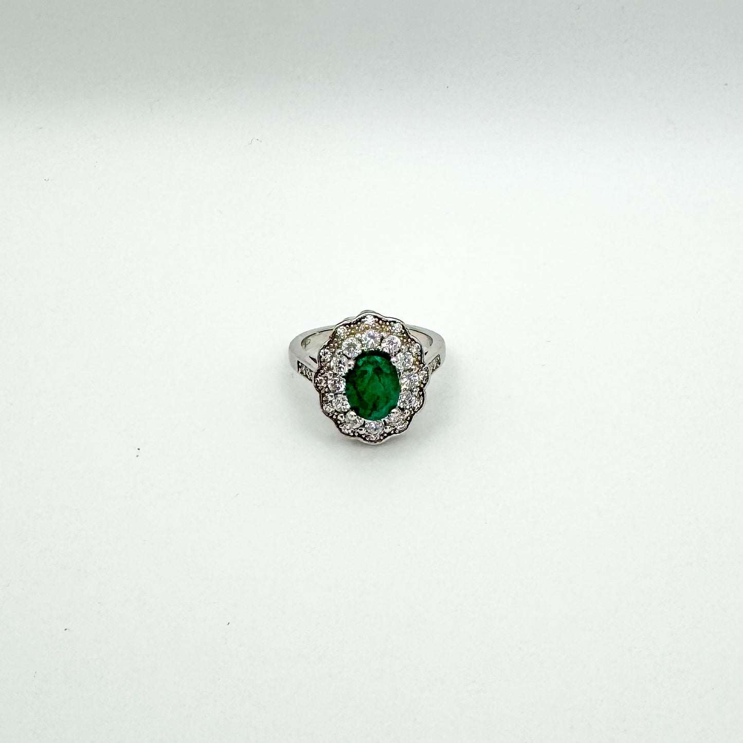 ANELLO CON SMERALDO OVALE E ZIRCONI BIANCHI IN ARGENTO 925 RODIATO