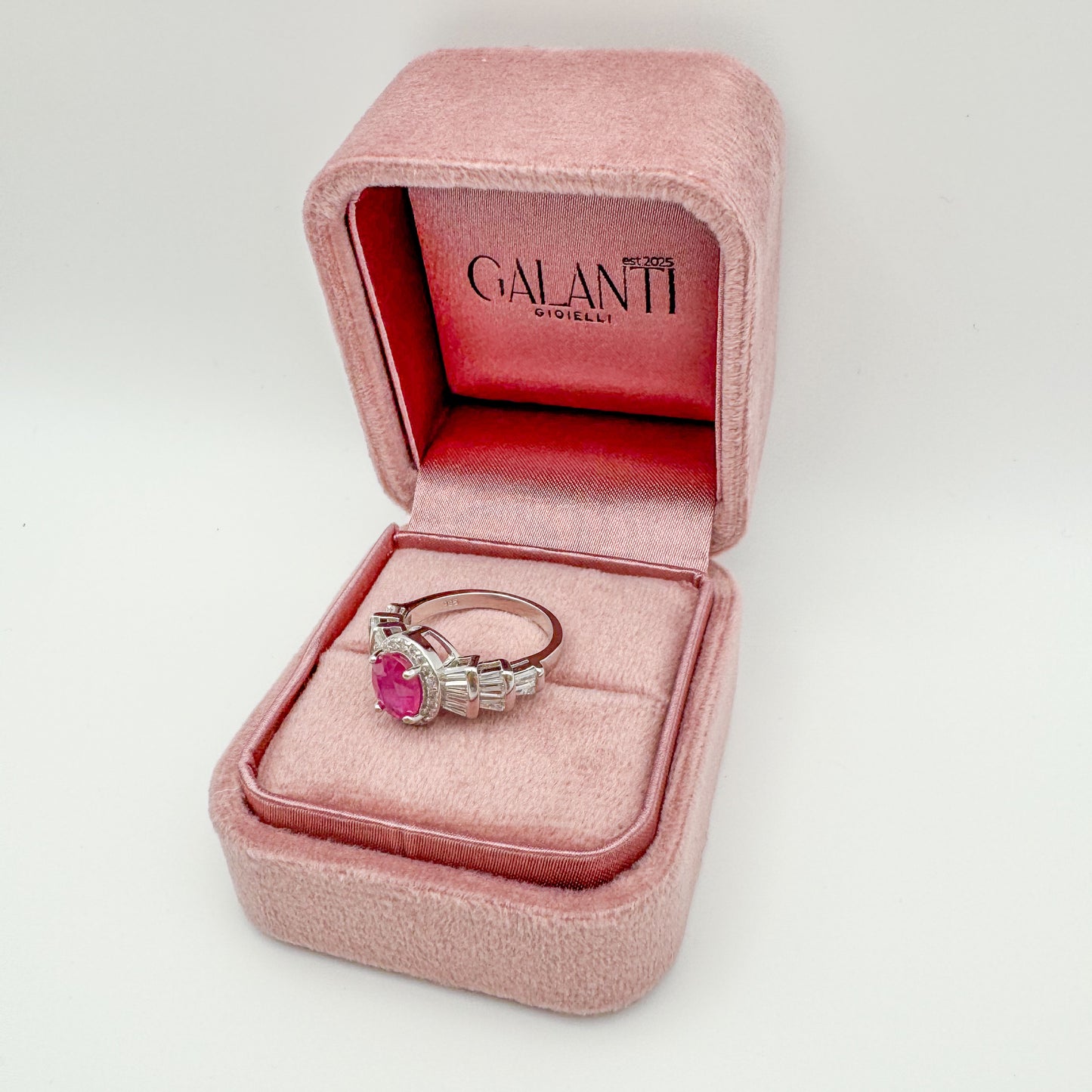 ANELLO CON RUBINO OVALE E ZIRCONI BIANCHI IN ARGENTO 925 RODIATO