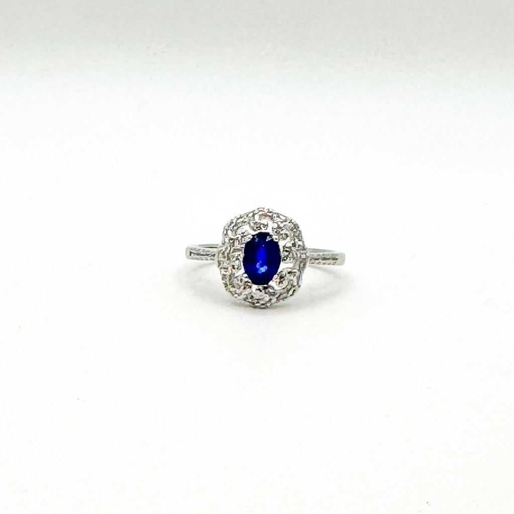 ANELLO CON ZAFFIRO OVALE E ZIRCONI BIANCHI IN ARGENTO 925 RODIATO