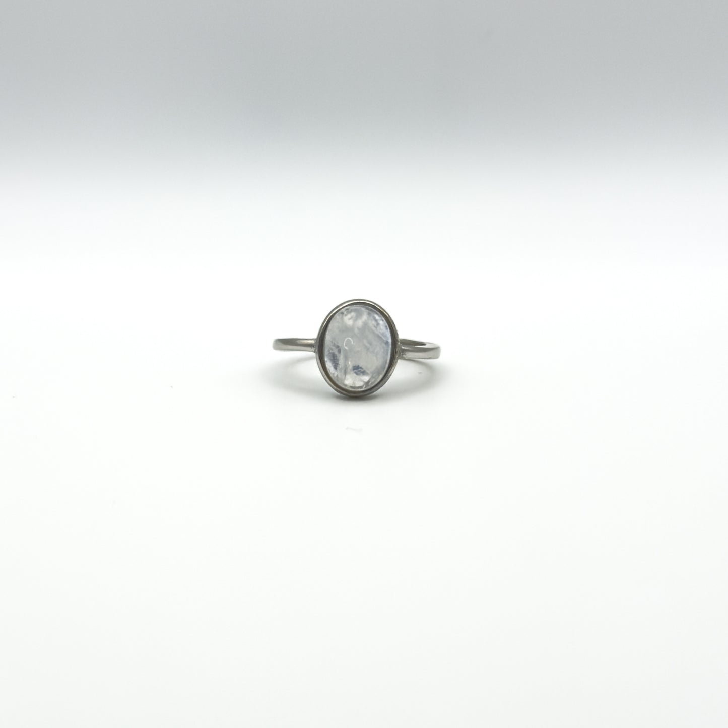 ANELLO CON PIETRA DI LUNA OVALE IN ARGENTO 925 RODIATO - REGOLABILE