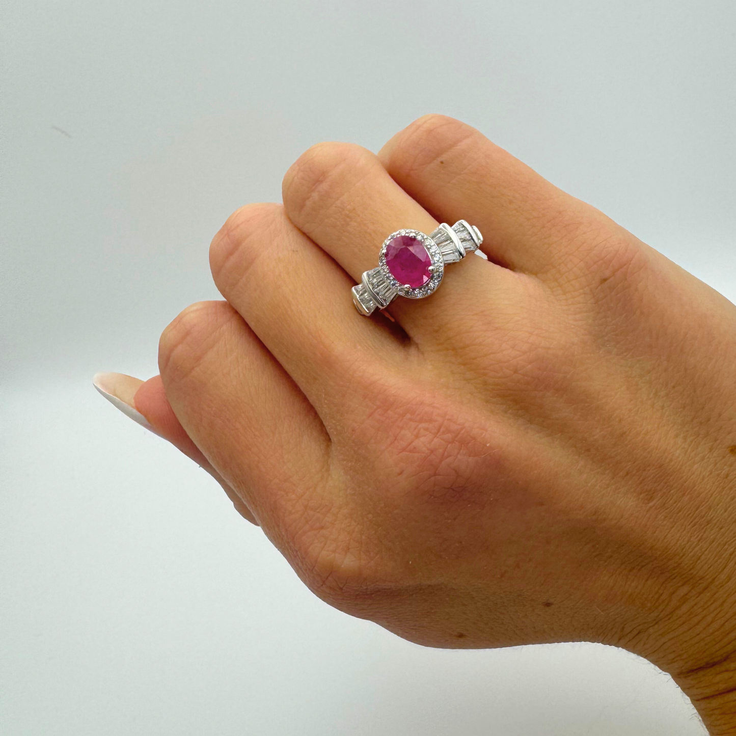 ANELLO CON RUBINO OVALE E ZIRCONI BIANCHI IN ARGENTO 925 RODIATO