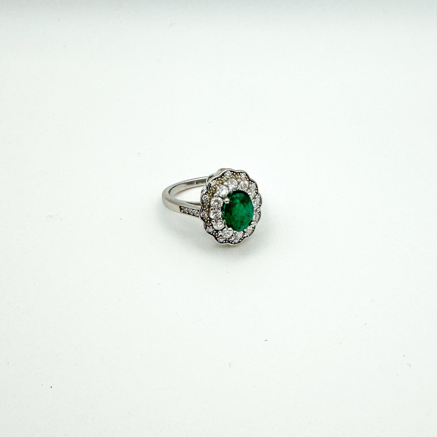 ANELLO CON SMERALDO OVALE E ZIRCONI BIANCHI IN ARGENTO 925 RODIATO