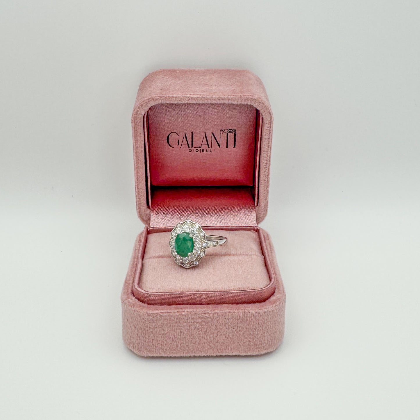 ANELLO CON SMERALDO OVALE E ZIRCONI BIANCHI IN ARGENTO 925 RODIATO