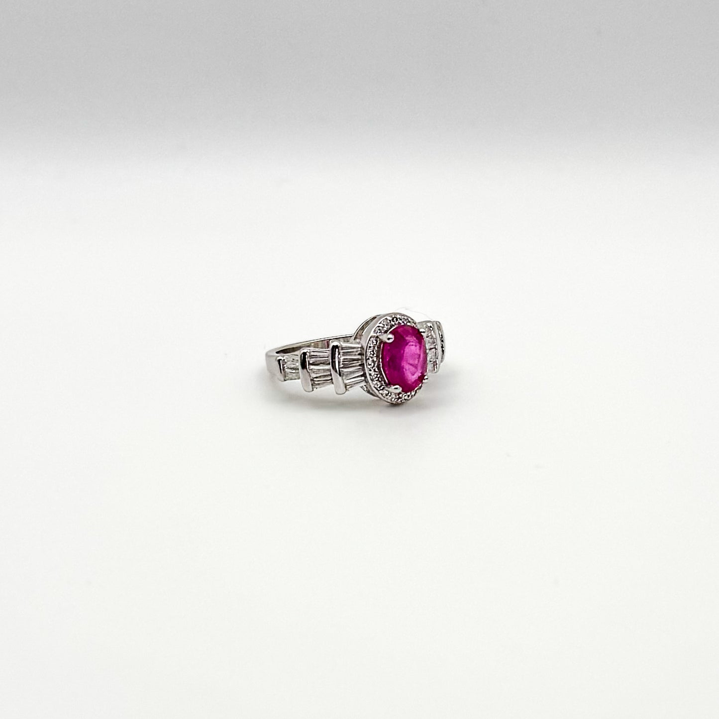 ANELLO CON RUBINO OVALE E ZIRCONI BIANCHI IN ARGENTO 925 RODIATO