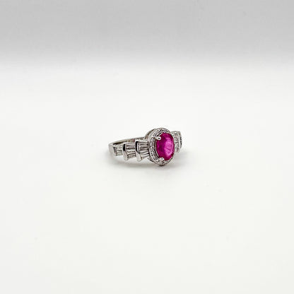 ANELLO CON RUBINO OVALE E ZIRCONI BIANCHI IN ARGENTO 925 RODIATO