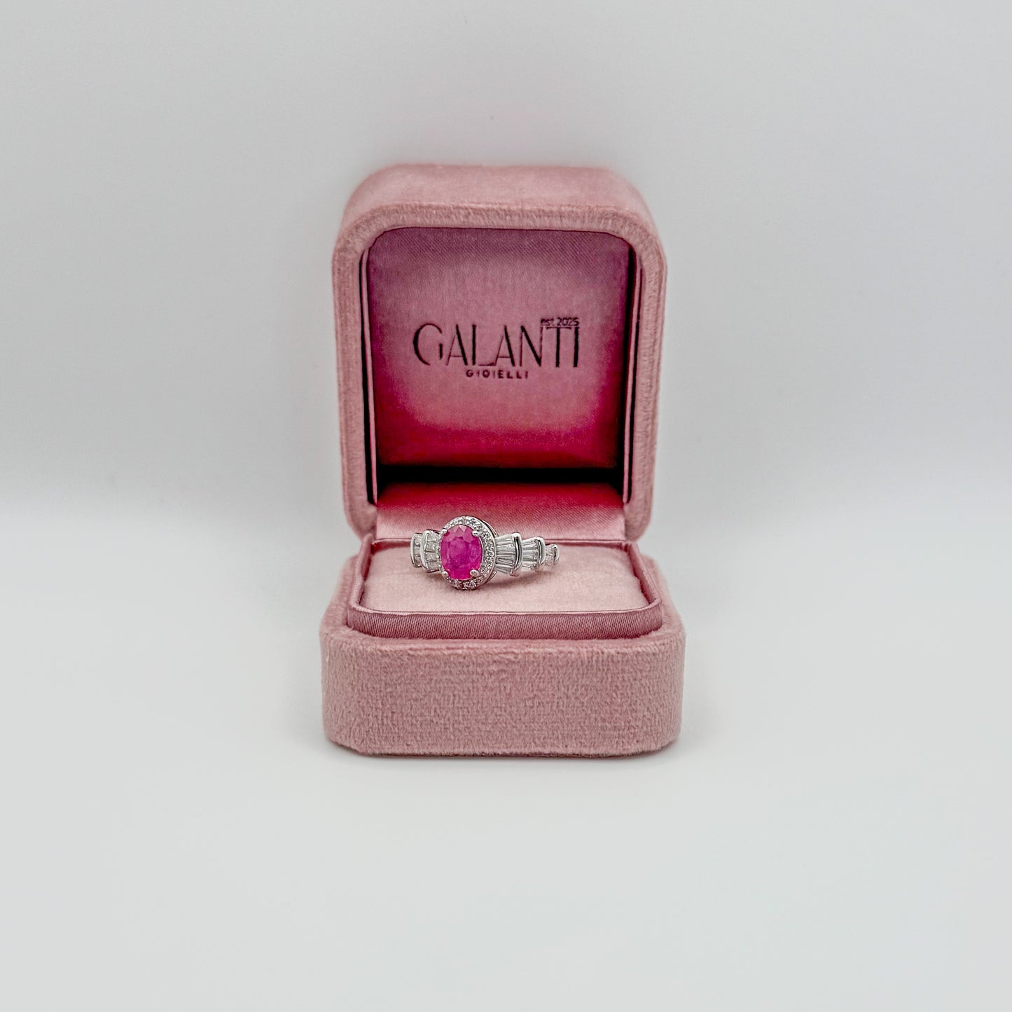 ANELLO CON RUBINO OVALE E ZIRCONI BIANCHI IN ARGENTO 925 RODIATO