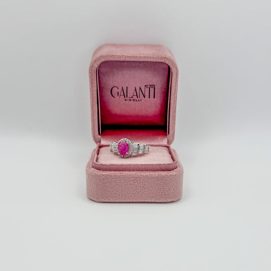 ANELLO CON RUBINO OVALE E ZIRCONI BIANCHI IN ARGENTO 925 RODIATO