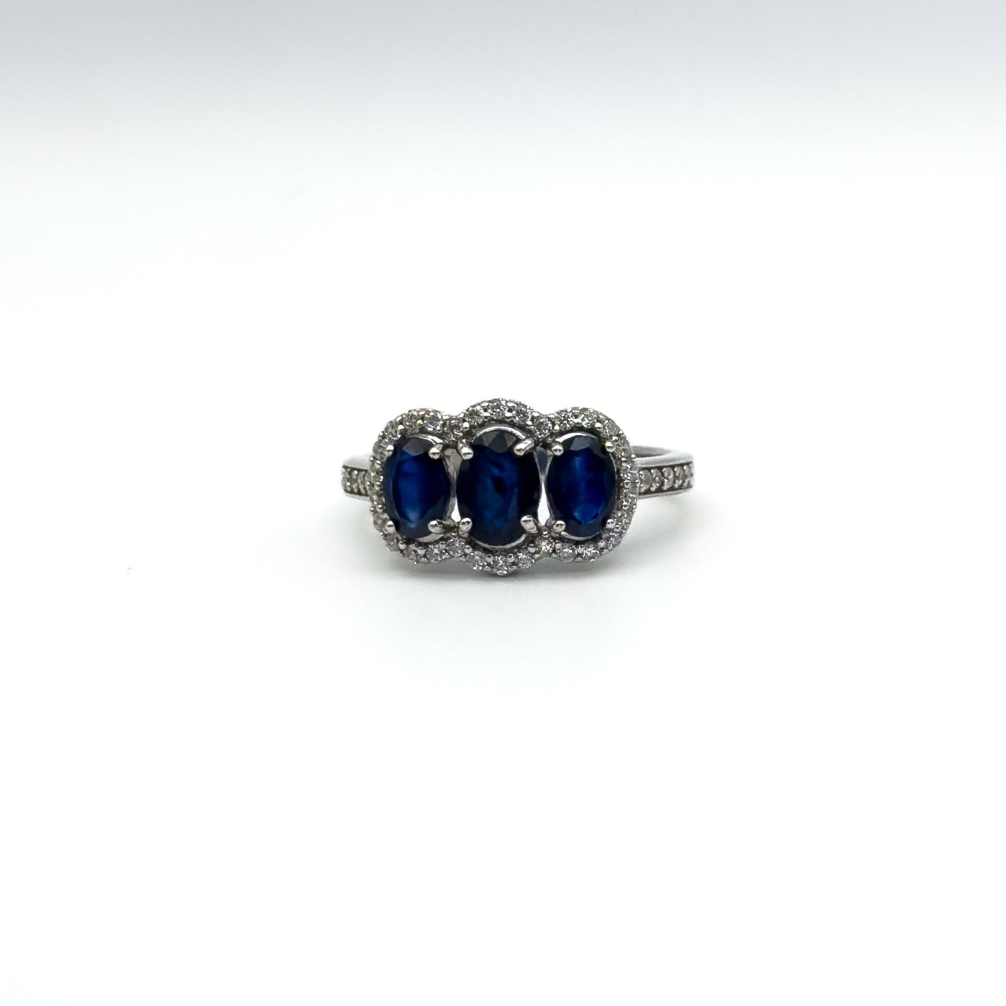 ANELLO CON 3 ZAFFIRI OVALI E ZIRCONI BIANCHI IN ARGENTO 925 RODIATO