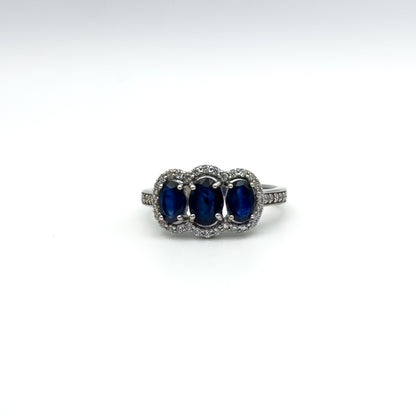 ANELLO CON 3 ZAFFIRI OVALI E ZIRCONI BIANCHI IN ARGENTO 925 RODIATO