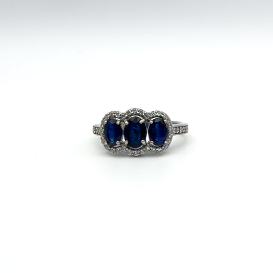 ANELLO CON 3 ZAFFIRI OVALI E ZIRCONI BIANCHI IN ARGENTO 925 RODIATO