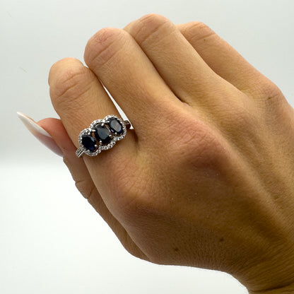 ANELLO CON 3 ZAFFIRI OVALI E ZIRCONI BIANCHI IN ARGENTO 925 RODIATO