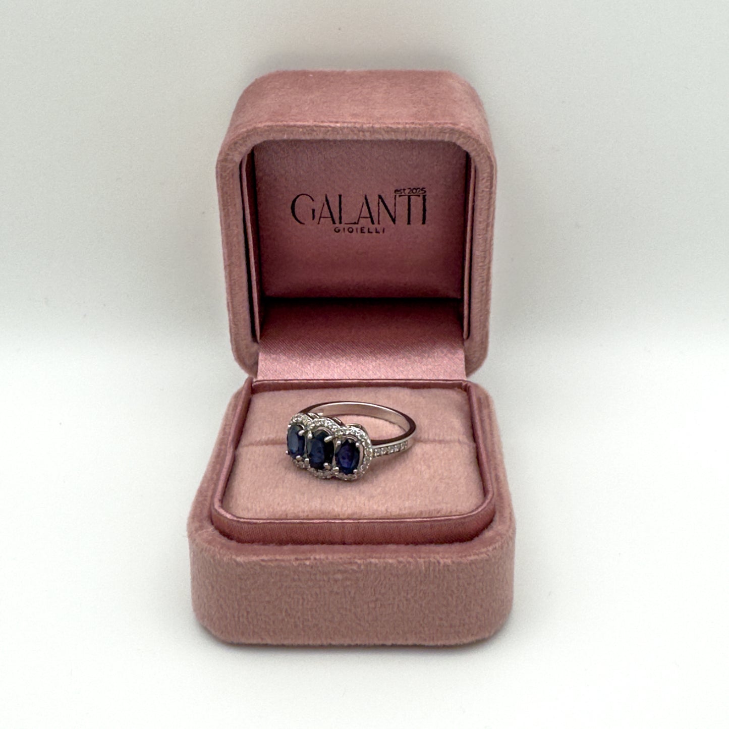 ANELLO CON 3 ZAFFIRI OVALI E ZIRCONI BIANCHI IN ARGENTO 925 RODIATO