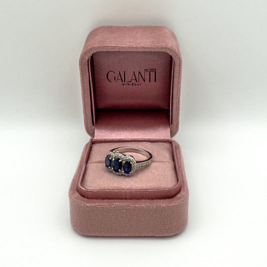 ANELLO CON 3 ZAFFIRI OVALI E ZIRCONI BIANCHI IN ARGENTO 925 RODIATO