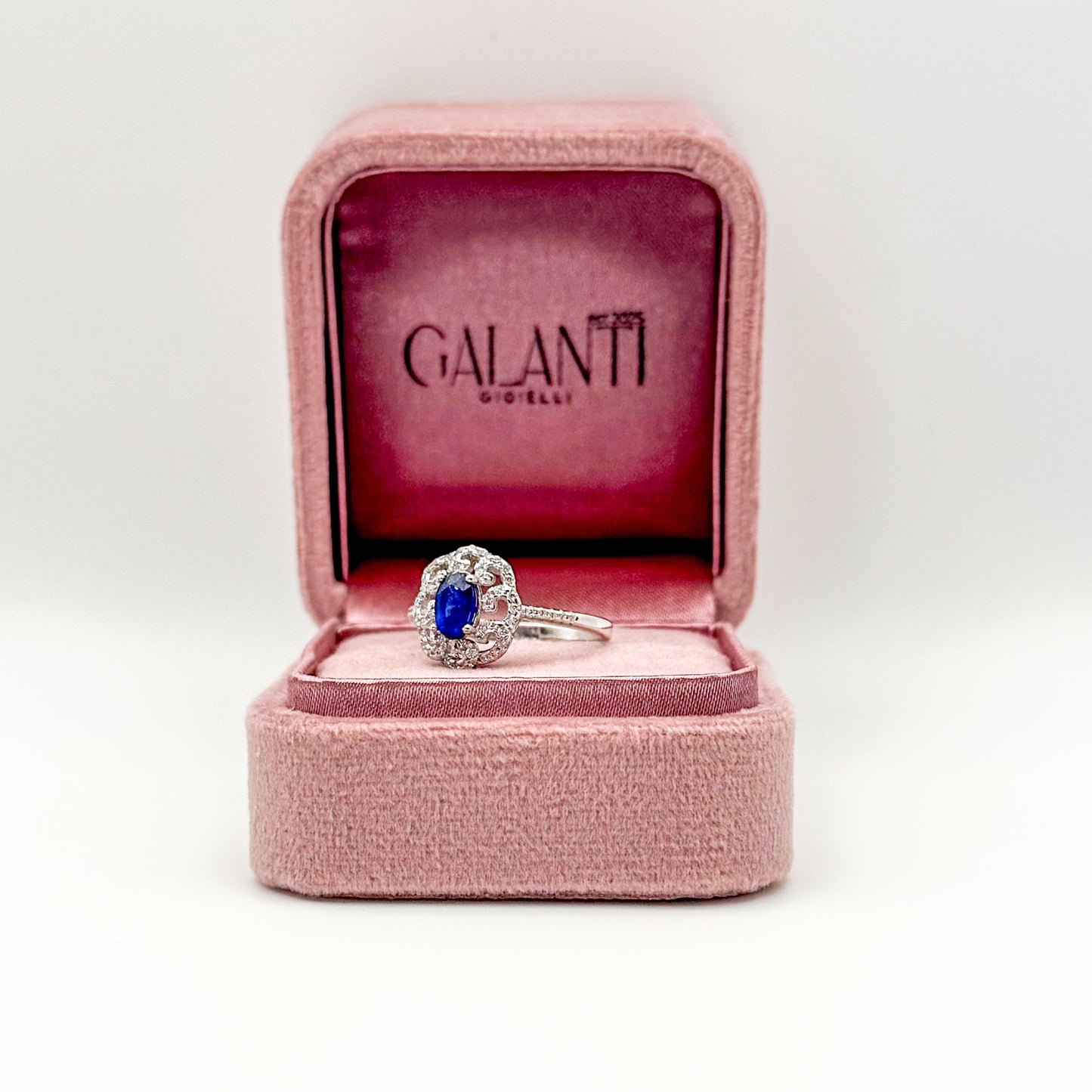 ANELLO CON ZAFFIRO OVALE E ZIRCONI BIANCHI IN ARGENTO 925 RODIATO