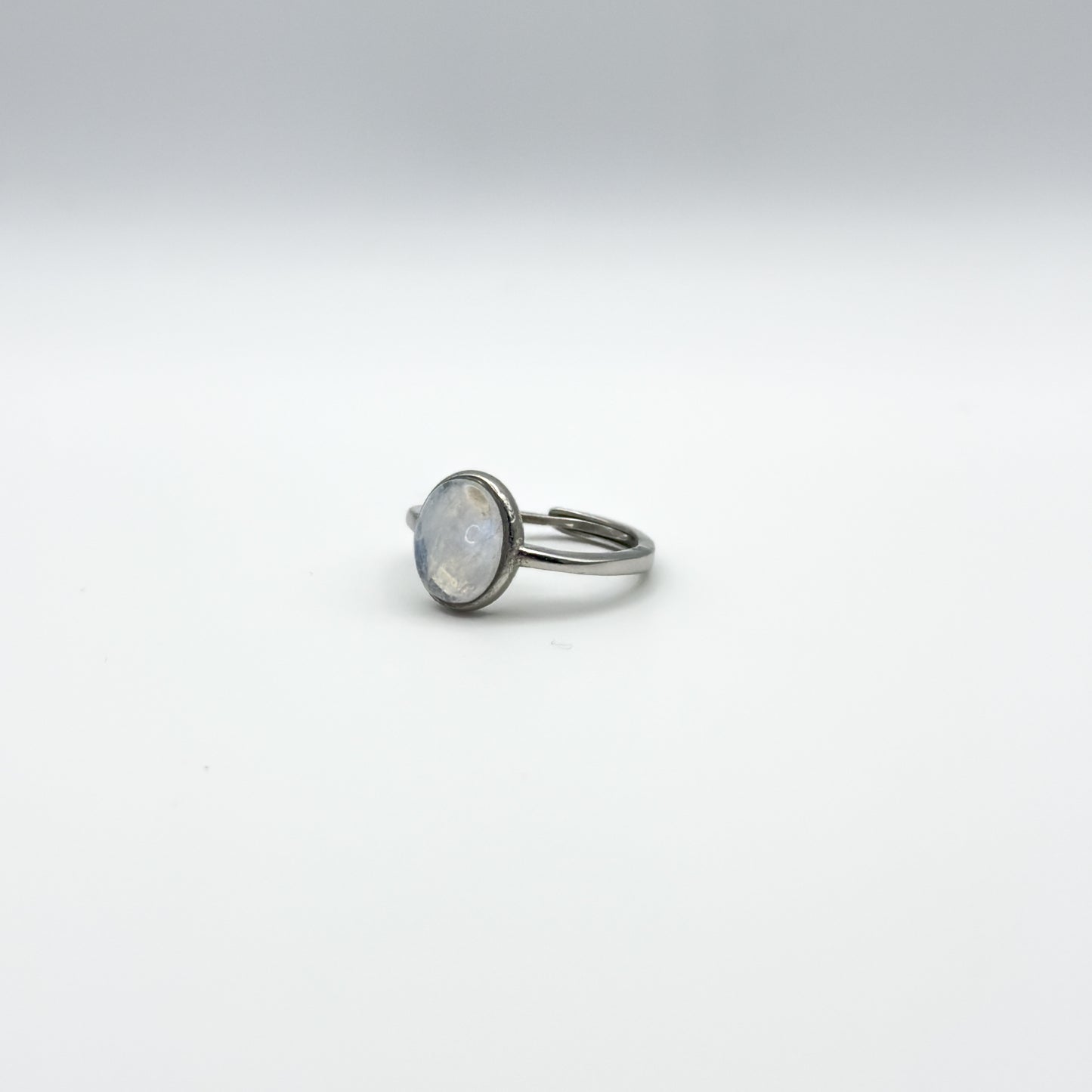 ANELLO CON PIETRA DI LUNA OVALE IN ARGENTO 925 RODIATO - REGOLABILE