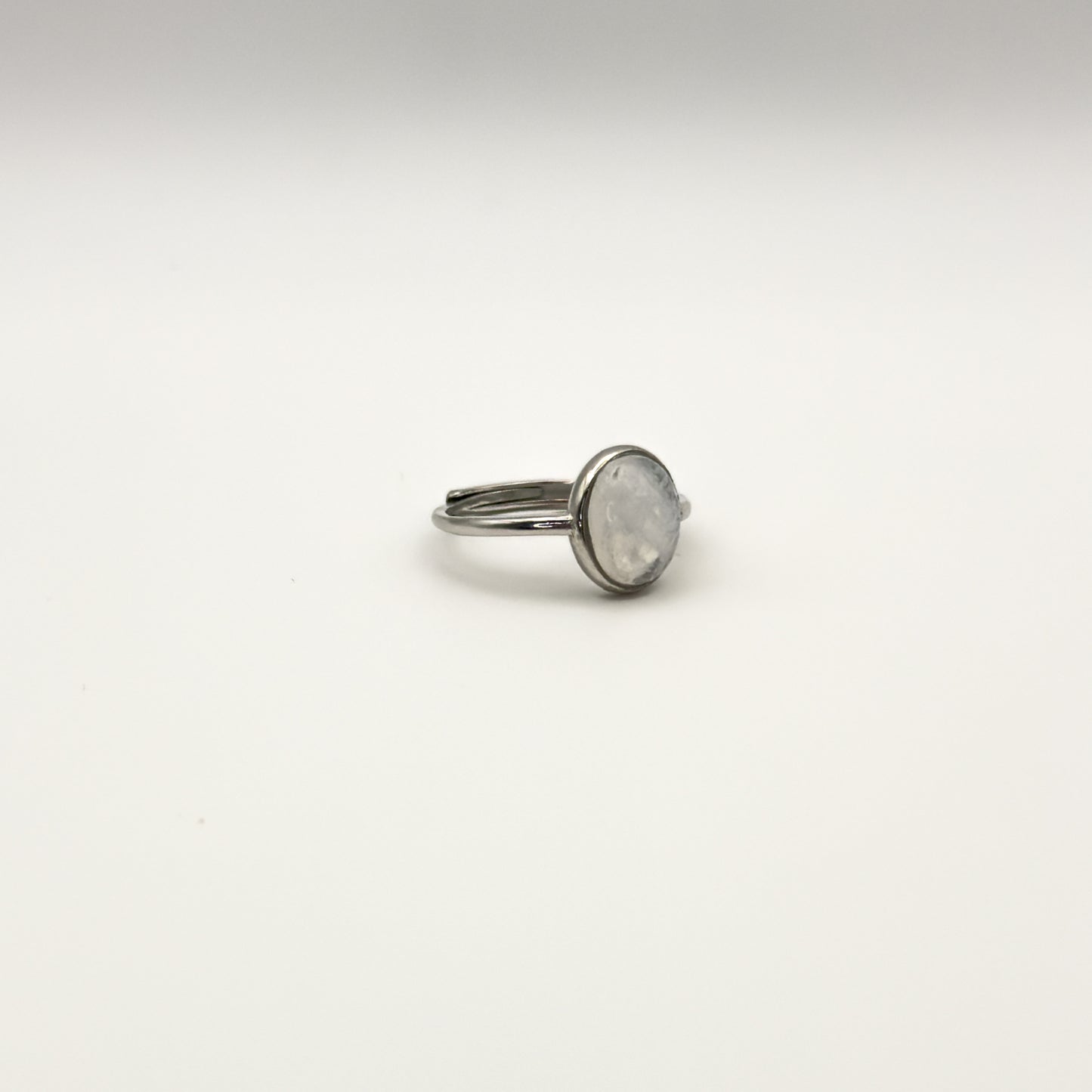 ANELLO CON PIETRA DI LUNA OVALE IN ARGENTO 925 RODIATO - REGOLABILE